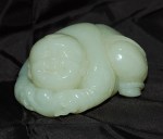Antiker liegender Knabe in Jade